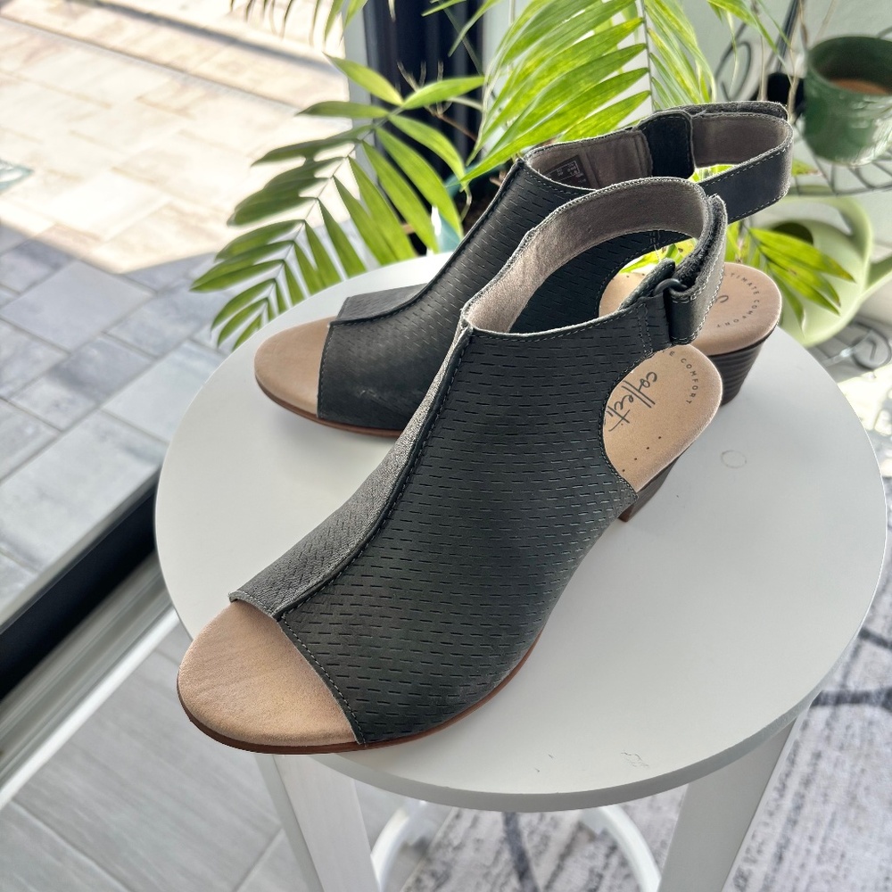 Clark’s Nubuck Leather Peep Toe Sandal Gray Sz 8